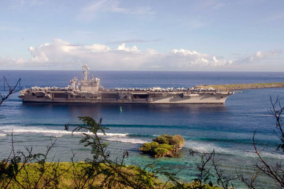 O navio americano USS Carl Vinson chega à Ilha de Guam O navio americano USS Carl Vinson chega à Ilha de Guam