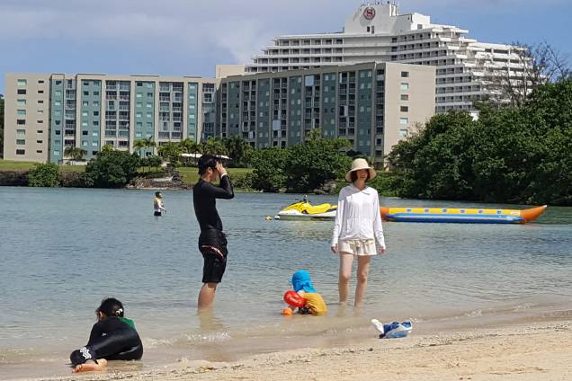 Turistas aproveitam praia na Ilha de Guam Turistas aproveitam praia na Ilha de Guam