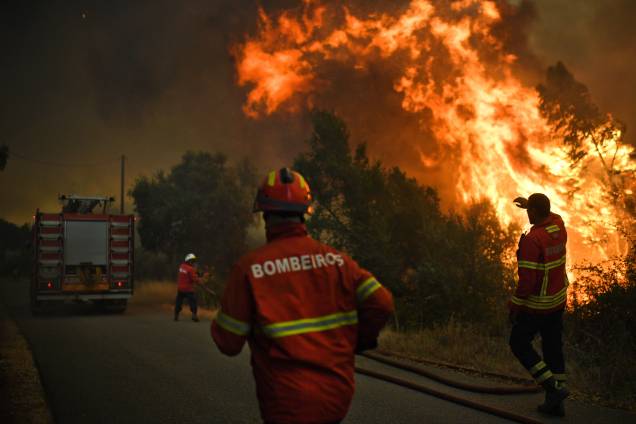 Bombeiros trabalham para conter as chamas do Incêndio florestal na Vila de Pucaria, em Abrantes. Cerca de 3000 homens já lutaram contra 80 incêndios em Portugal desde que as temperaturas escaldantes tomaram conta do país Bombeiros trabalham para conter as chamas do Incêndio florestal na Vila de Pucaria, em Abrantes. Cerca de 3000 homens já lutaram contra 80 incêndios em Portugal desde que as temperaturas escaldantes tomaram conta do país
