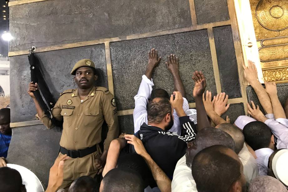 Muçulmanos tocam a Kaaba na Grande Mesquita antes da peregrinação anual do Hajj em Meca, na Arábia Saudita - 26/08/2017