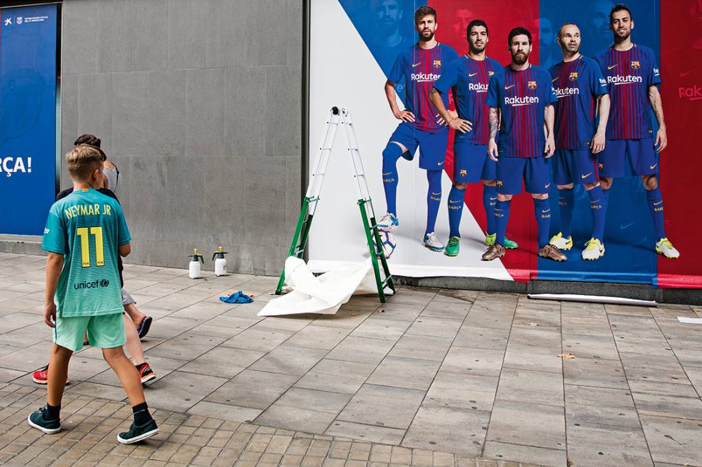 EX-CAMISA 11 – Antes mesmo da confirmação da saída de Neymar, sua imagem foi rapidamente tirada dos painéis publicitários que se espalhavam por Barcelona
