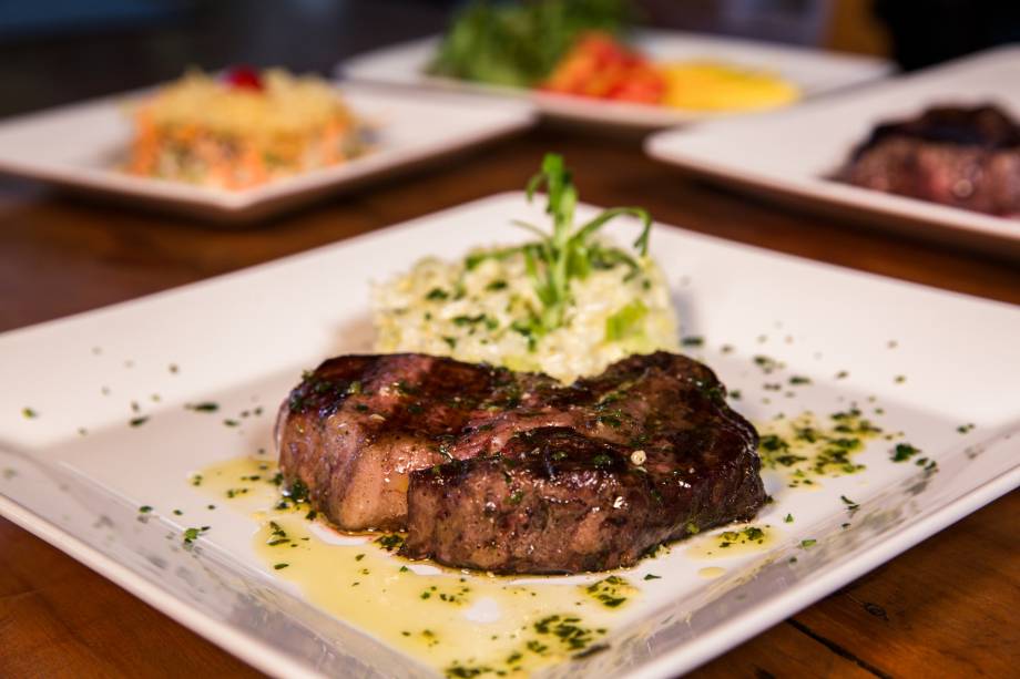 Ojo de bife com arroz de alho-poró cremoso e molho provençal: opção de prato principal