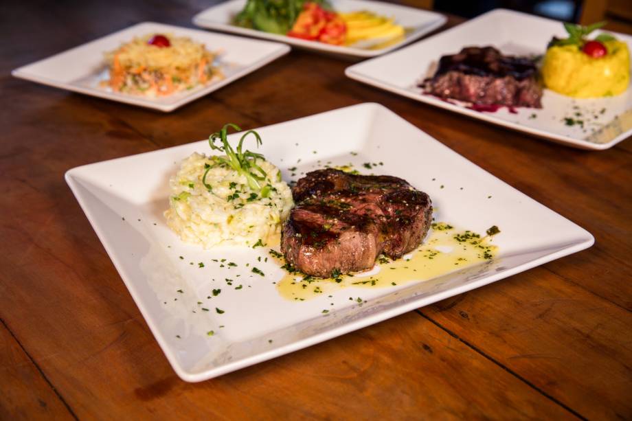 Ojo de bife com arroz de alho-poró cremoso: um dos pratos principais