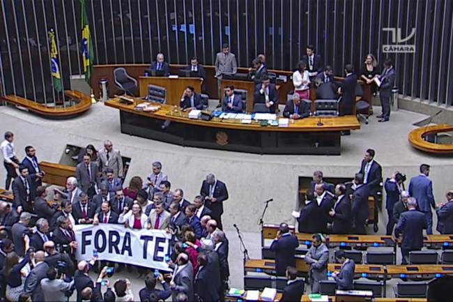 Oposição protesta no plenário da Câmara