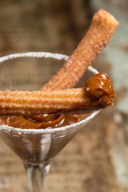 Churros espanhóis acompanhados de doce de leite: sobremesa do menu do almoço no festival