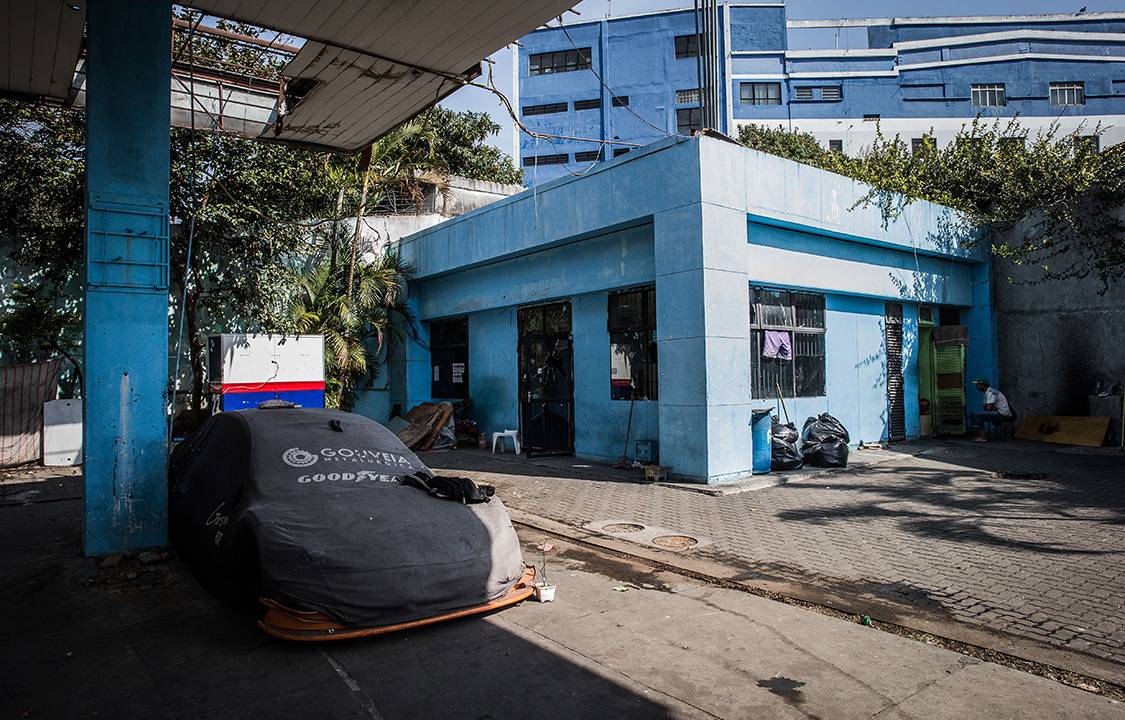 SÃO PAULO,SP, 12.08.2017 CRIME-SP Três moradores de rua foram encontrados mortos em um posto de combustível abandonado, na avenida Teotonio Vilela,410, em Interlagos, na zona sul de São Paulo. (Foto: Bruno Santos/Folhapress)
