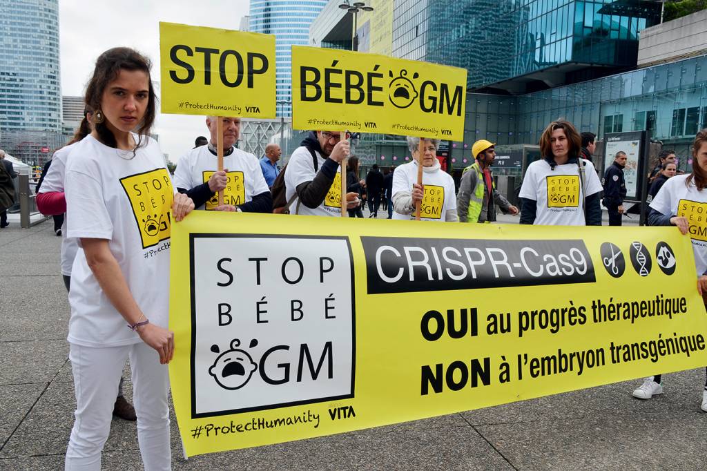 OS CONTRA – Em 2016, a associação Alliance VITA lançou uma campanha contra a técnica CRISPR-Cas9. Manifestantes foram às ruas na França. No cartaz, eles clamavam: “Sim ao progresso terapêutico, não ao embrião transgênico”