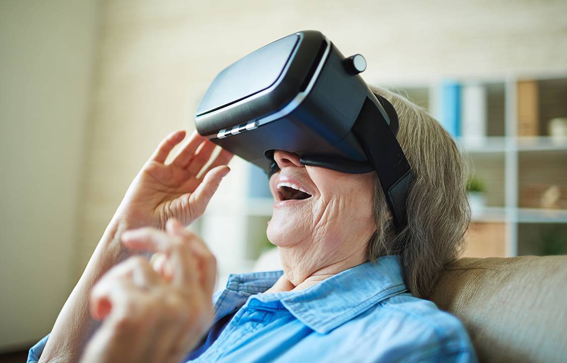 Idosa com óculos de realidade virtual