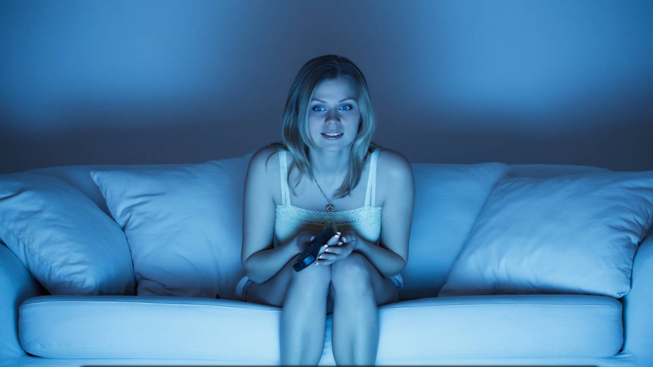 Mulher assistindo TV
