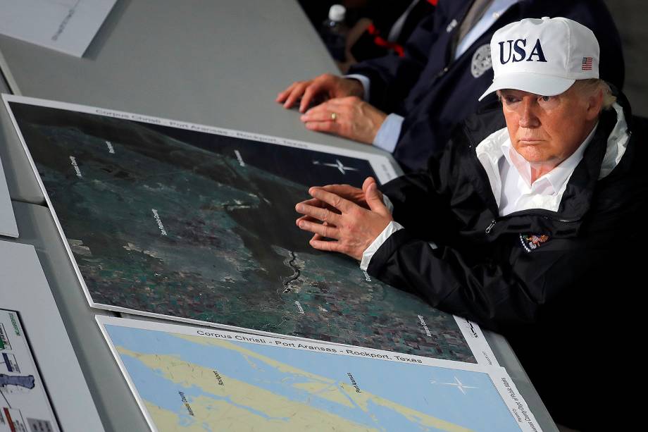 O presidente dos EUA, Donald Trump recebe informações sobre tempestade Harvey em Corpus Christi