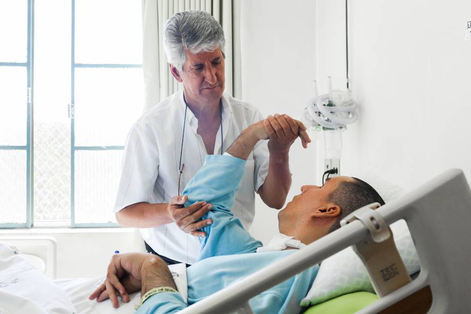 O vendedor Vanderlei Pimentel auxilia nos cuidados do filho Leidervan Pimentel no Hospital Auxiliar de Suzano na Grande São Paulo