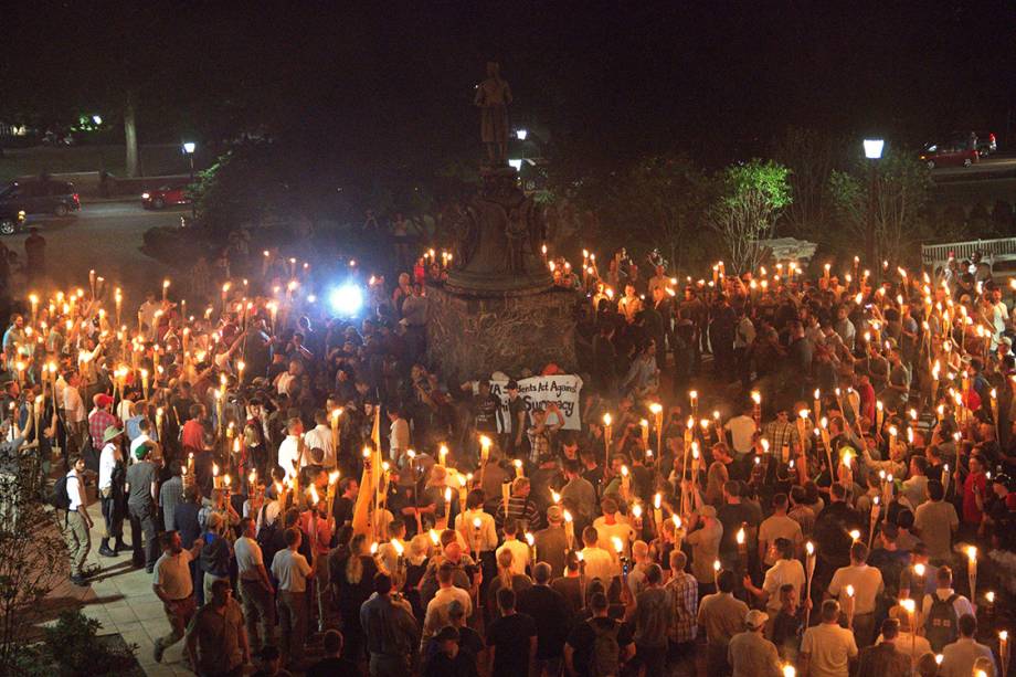 Supremacistas brancos se reúnem  na Universidade da Virgínia, em Charlottesville , para protestar contra a remoção de uma estátua de um general das forças da Confederação - 11/08/2017