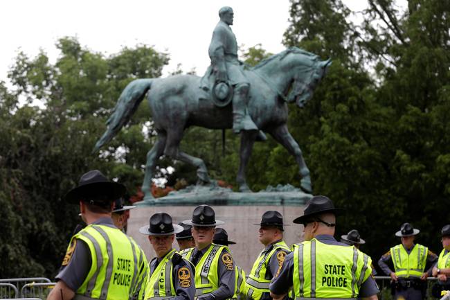 Policiais da Virginia montam guarda em frente a estatua de Robert E. Lee, durante manifestação de supremacistas brancos – 12/08/2017