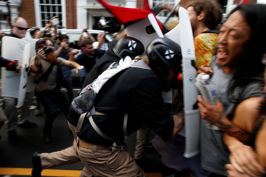 Supremacistas brancos entram em confronto com opositores do movimento em Charlottesville, Virginia - 12/08/2017