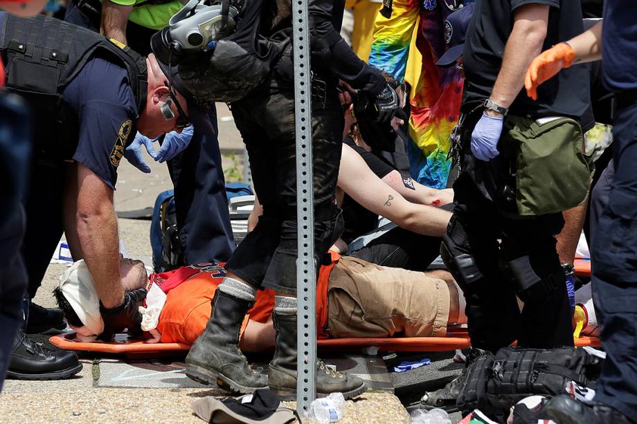 Manifestantes e equipes de resgate ajudam vítimas feridas por um carro que avançou sobre multidão que protesava contra supremacistas brancos em Charlottesville, Virginia - 12/08/2017