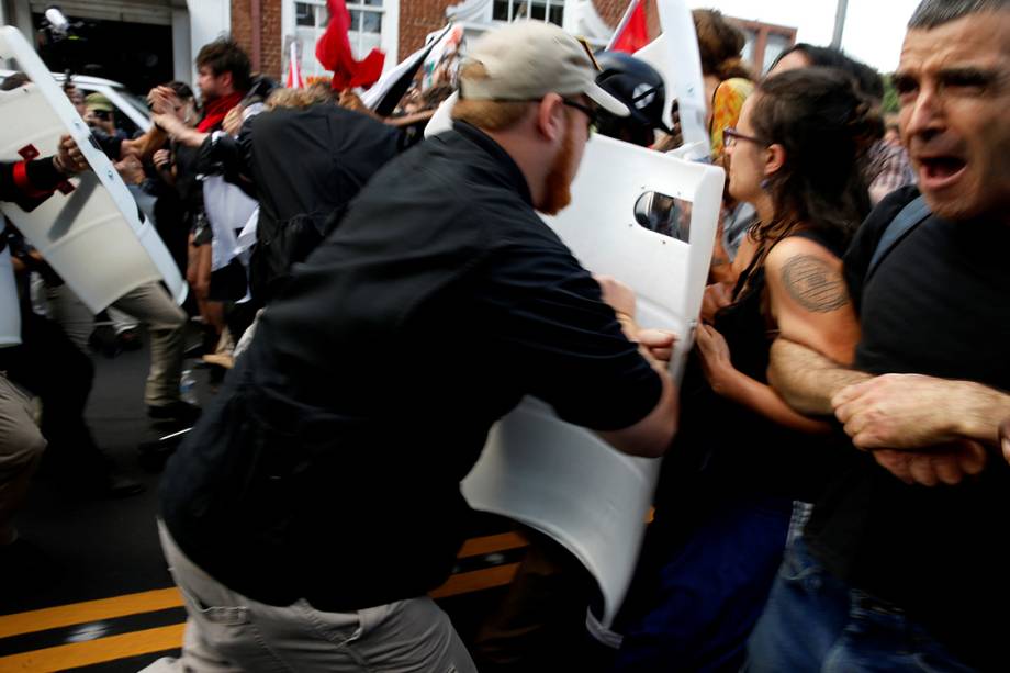 Supremacistas brancos entram em confronto contra opositores do movimento, em Charlottesville, Virginia