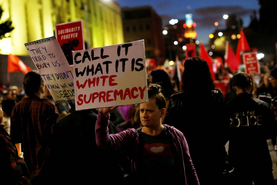 Milhares de pessoas saíram às ruas para protestar contra supremacistas brancos em Oakland, California