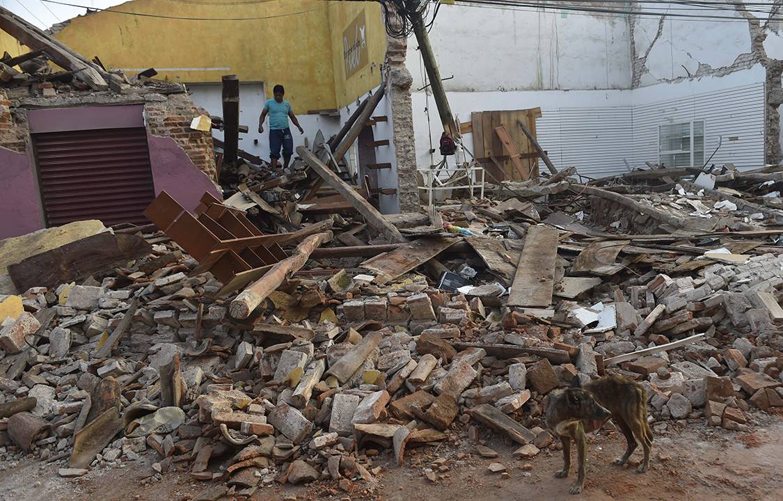 Homem caminha por destroços causados pela passagem do furacão Katia, no México
