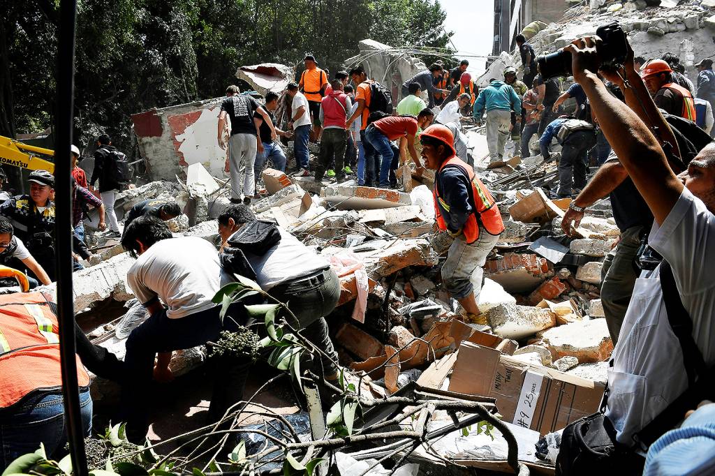 Pessoas procuram por sobreviventes embaixo de escombros deixados por terremoto de magnitude 7.1, na Cidade do M&eacute;xico - 19/09/2017