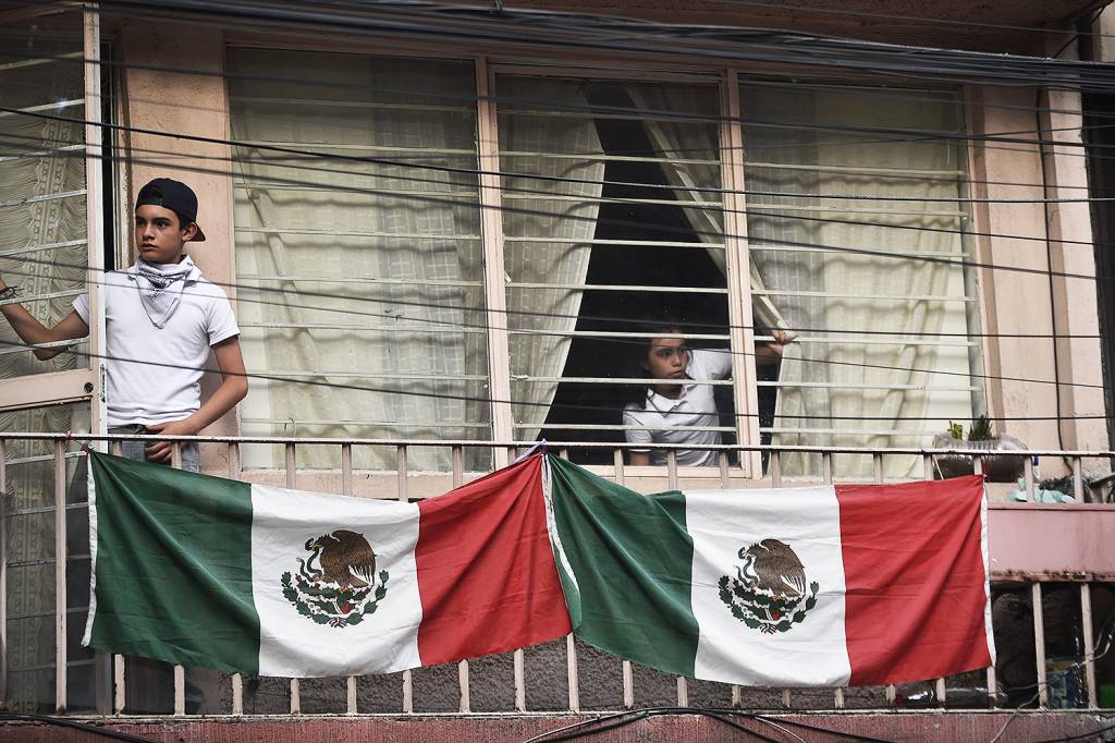 Casal observa da janela ap&oacute;s terremoto atingir Cidade do M&eacute;xico - 19/09/2017