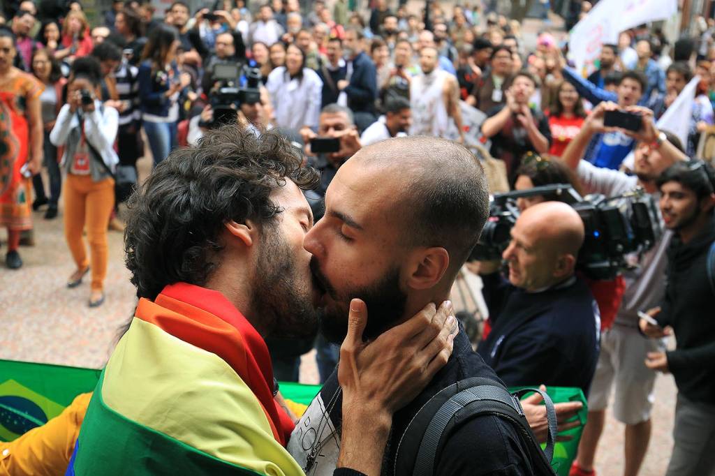 Protesto em frente ao Santander Cultural, no Centro de Porto Alegre, terminou em confronto entre manifestantes contr&aacute;rios e favor&aacute;veis ao cancelamento da exposi&ccedil;&atilde;o Queermuseu - 12/09/2017