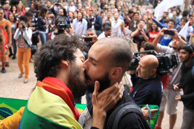12-09-2017_IA_Protesto_Santander_13beijo