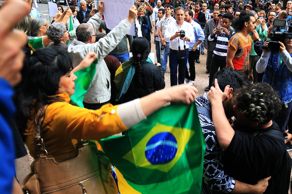 Protesto em frente ao Santander Cultural, no Centro de Porto Alegre, terminou em confronto entre manifestantes contr&aacute;rios e favor&aacute;veis ao cancelamento da exposi&ccedil;&atilde;o Queermuseu - 12/09/2017