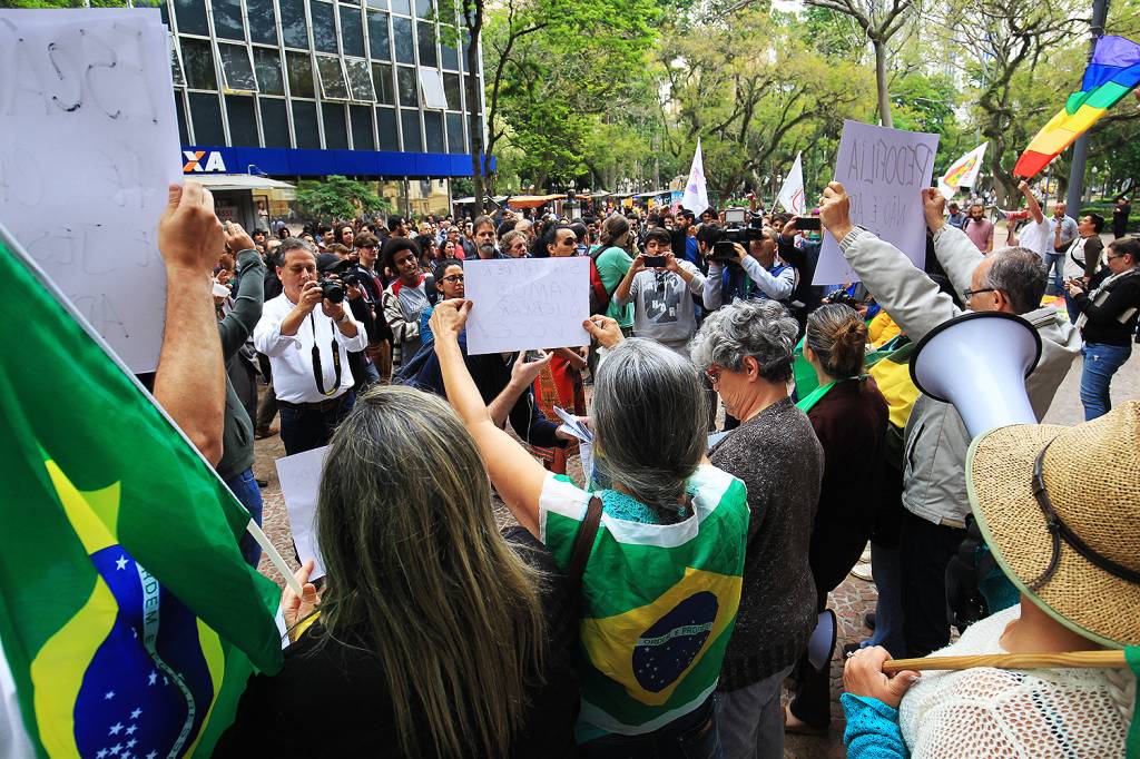 Protesto em frente ao Santander Cultural, no Centro de Porto Alegre, terminou em confronto entre manifestantes contr&aacute;rios e favor&aacute;veis ao cancelamento da exposi&ccedil;&atilde;o Queermuseu - 12/09/2017