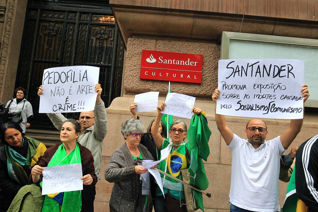 Protesto em frente ao Santander Cultural, no Centro de Porto Alegre, terminou em confronto entre manifestantes contr&aacute;rios e favor&aacute;veis ao cancelamento da exposi&ccedil;&atilde;o Queermuseu - 12/09/2017