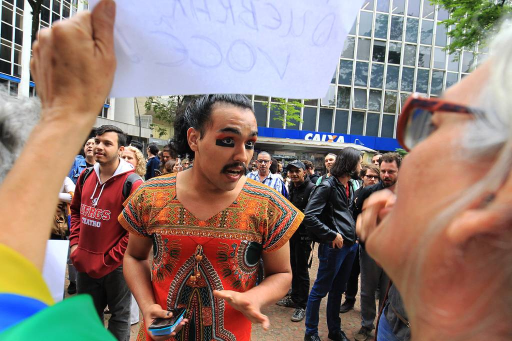 Protesto em frente ao Santander Cultural, no Centro de Porto Alegre, terminou em confronto entre manifestantes contr&aacute;rios e favor&aacute;veis ao cancelamento da exposi&ccedil;&atilde;o Queermuseu - 12/09/2017