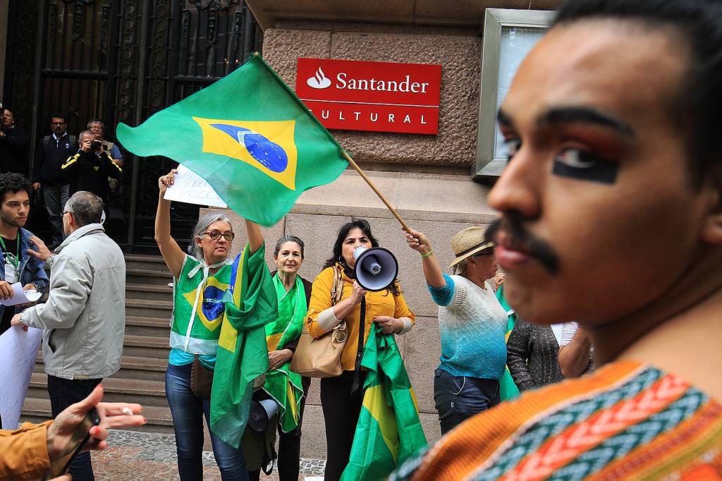 Protesto em frente ao Santander Cultural, no Centro de Porto Alegre, terminou em confronto entre manifestantes contr&aacute;rios e favor&aacute;veis ao cancelamento da exposi&ccedil;&atilde;o Queermuseu - 12/09/2017