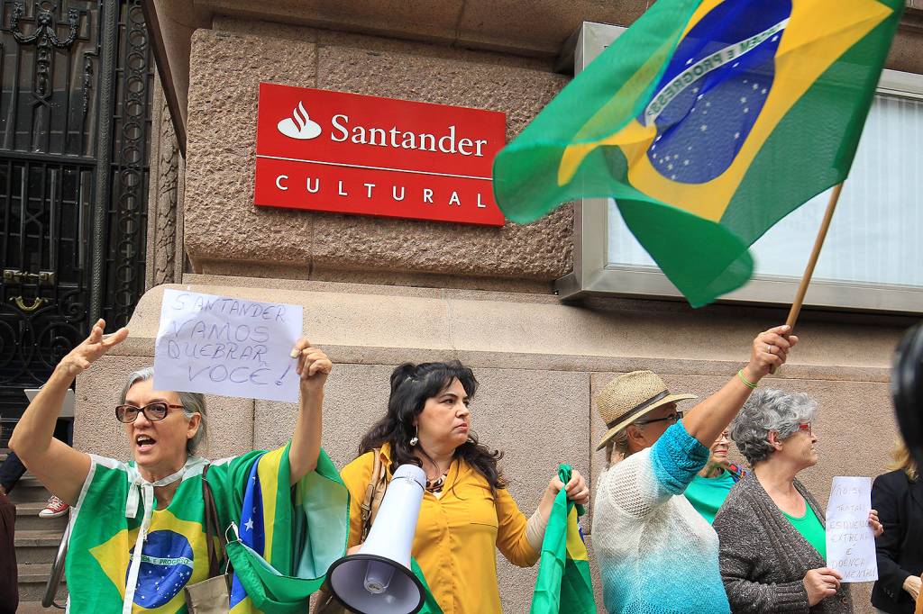 Protesto em frente ao Santander Cultural, no Centro de Porto Alegre, terminou em confronto entre manifestantes contr&aacute;rios e favor&aacute;veis ao cancelamento da exposi&ccedil;&atilde;o Queermuseu - 12/09/2017