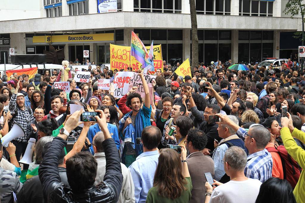 Protesto em frente ao Santander Cultural, no Centro de Porto Alegre, terminou em confronto entre manifestantes contr&aacute;rios e favor&aacute;veis ao cancelamento da exposi&ccedil;&atilde;o Queermuseu - 12/09/2017