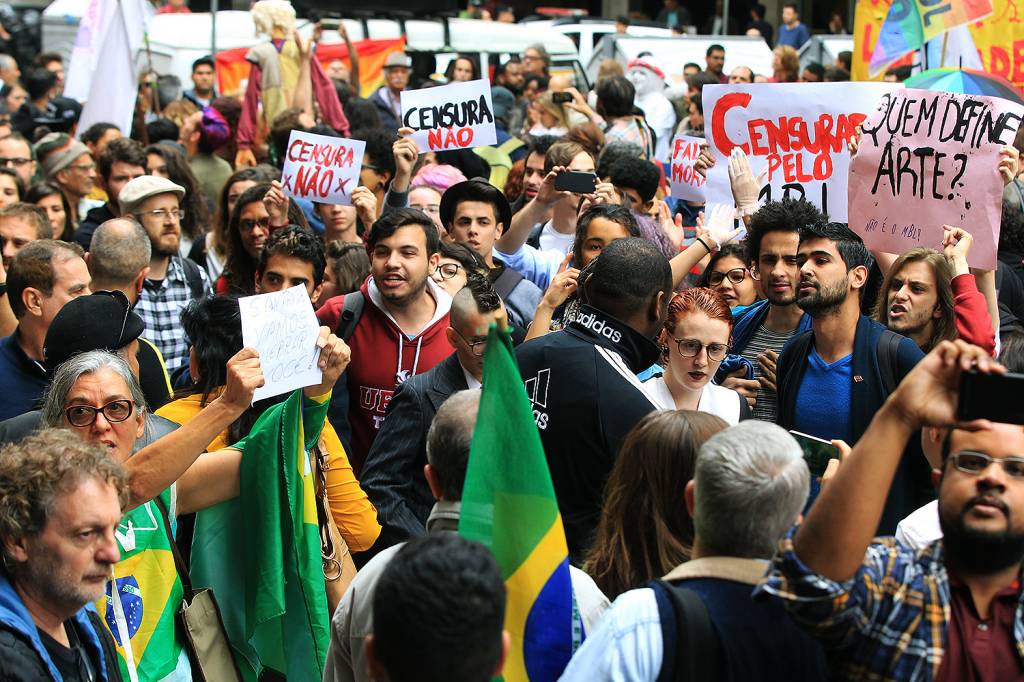 Protesto em frente ao Santander Cultural, no Centro de Porto Alegre, terminou em confronto entre manifestantes contr&aacute;rios e favor&aacute;veis ao cancelamento da exposi&ccedil;&atilde;o Queermuseu - 12/09/2017