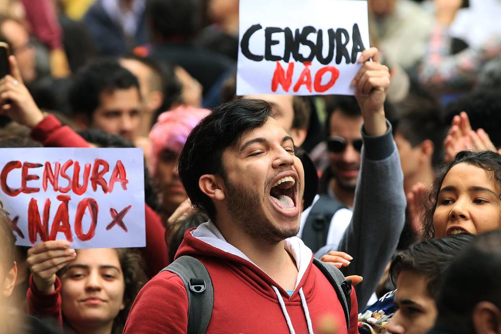 Protesto em frente ao Santander Cultural, no Centro de Porto Alegre, terminou em confronto entre manifestantes contr&aacute;rios e favor&aacute;veis ao cancelamento da exposi&ccedil;&atilde;o Queermuseu - 12/09/2017