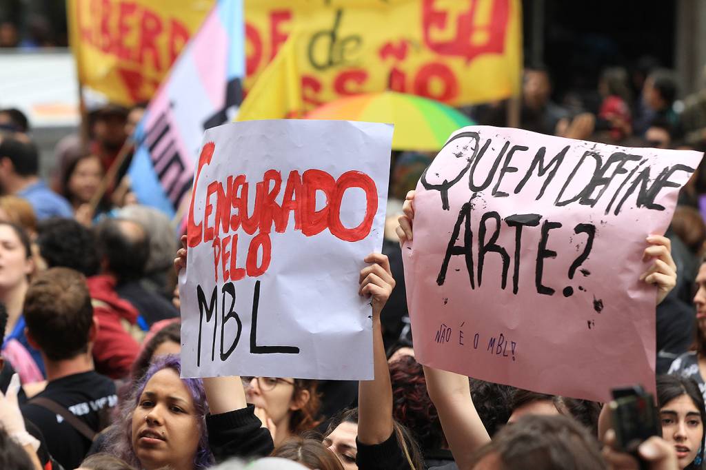 Protesto em frente ao Santander Cultural, no Centro de Porto Alegre, terminou em confronto entre manifestantes contr&aacute;rios e favor&aacute;veis ao cancelamento da exposi&ccedil;&atilde;o Queermuseu - 12/09/2017