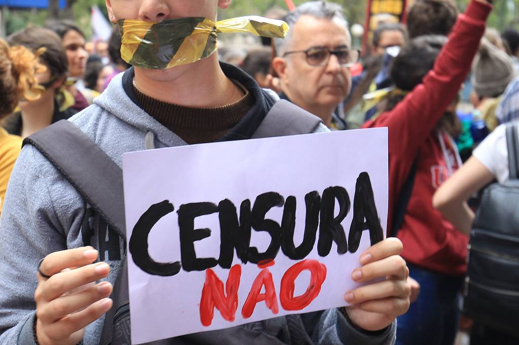 Protesto em frente ao Santander Cultural, no Centro de Porto Alegre, terminou em confronto entre manifestantes contr&aacute;rios e favor&aacute;veis ao cancelamento da exposi&ccedil;&atilde;o Queermuseu - 12/09/2017