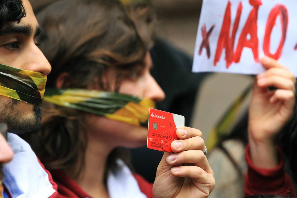 Protesto em frente ao Santander Cultural, no Centro de Porto Alegre, terminou em confronto entre manifestantes contr&aacute;rios e favor&aacute;veis ao cancelamento da exposi&ccedil;&atilde;o Queermuseu - 12/09/2017