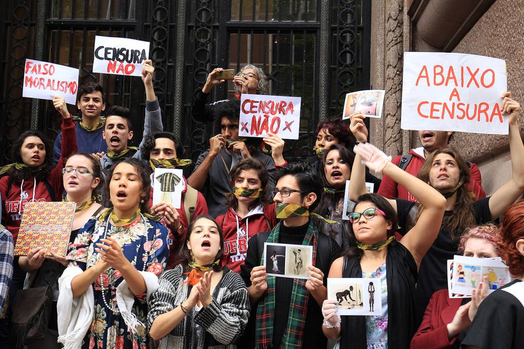 Protesto em frente ao Santander Cultural, no Centro de Porto Alegre, terminou em confronto entre manifestantes contr&aacute;rios e favor&aacute;veis ao cancelamento da exposi&ccedil;&atilde;o Queermuseu - 12/09/2017