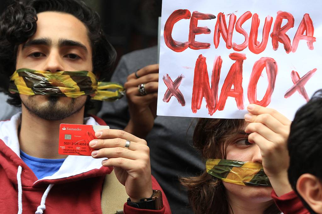 Protesto em frente ao Santander Cultural, no Centro de Porto Alegre, terminou em confronto entre manifestantes contr&aacute;rios e favor&aacute;veis ao cancelamento da exposi&ccedil;&atilde;o Queermuseu - 12/09/2017