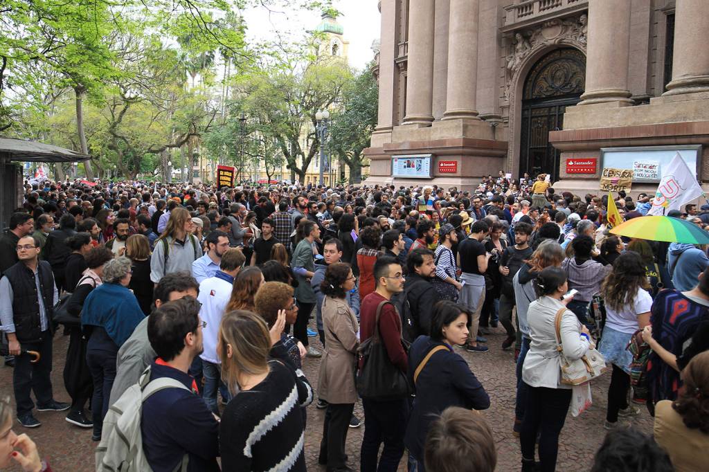 Protesto em frente ao Santander Cultural, no Centro de Porto Alegre, terminou em confronto entre manifestantes contr&aacute;rios e favor&aacute;veis ao cancelamento da exposi&ccedil;&atilde;o Queermuseu - 12/09/2017