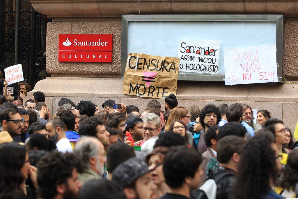Protesto em frente ao Santander Cultural, no Centro de Porto Alegre, terminou em confronto entre manifestantes contr&aacute;rios e favor&aacute;veis ao cancelamento da exposi&ccedil;&atilde;o Queermuseu - 12/09/2017