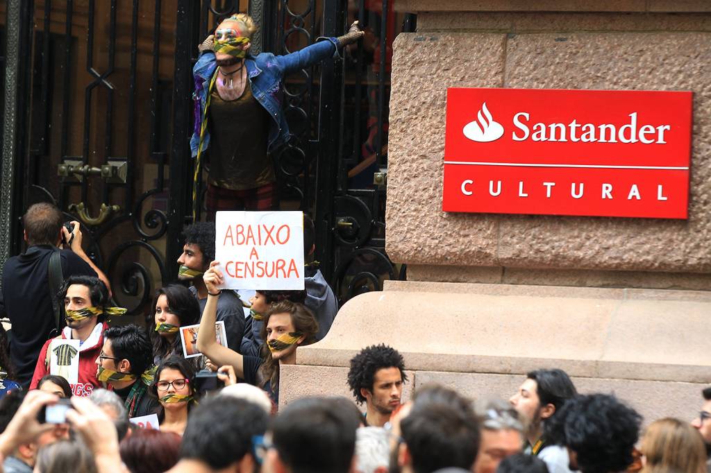 Protesto em frente ao Santander Cultural, no Centro de Porto Alegre, terminou em confronto entre manifestantes contr&aacute;rios e favor&aacute;veis ao cancelamento da exposi&ccedil;&atilde;o Queermuseu - 12/09/2017