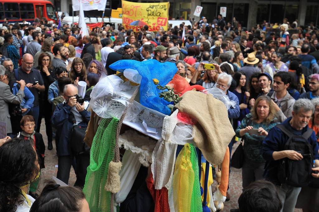 Protesto em frente ao Santander Cultural, no Centro de Porto Alegre, terminou em confronto entre manifestantes contr&aacute;rios e favor&aacute;veis ao cancelamento da exposi&ccedil;&atilde;o Queermuseu - 12/09/2017