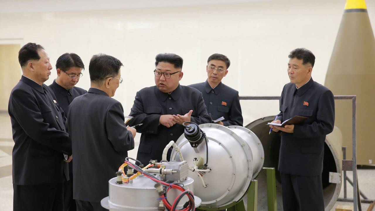 O ditador Kim Jong-un inspeciona o programa nuclear em foto da agÊncia oficial Korean Central News Agency (KCNA) em Pyongyang. KCNA via REUTERS