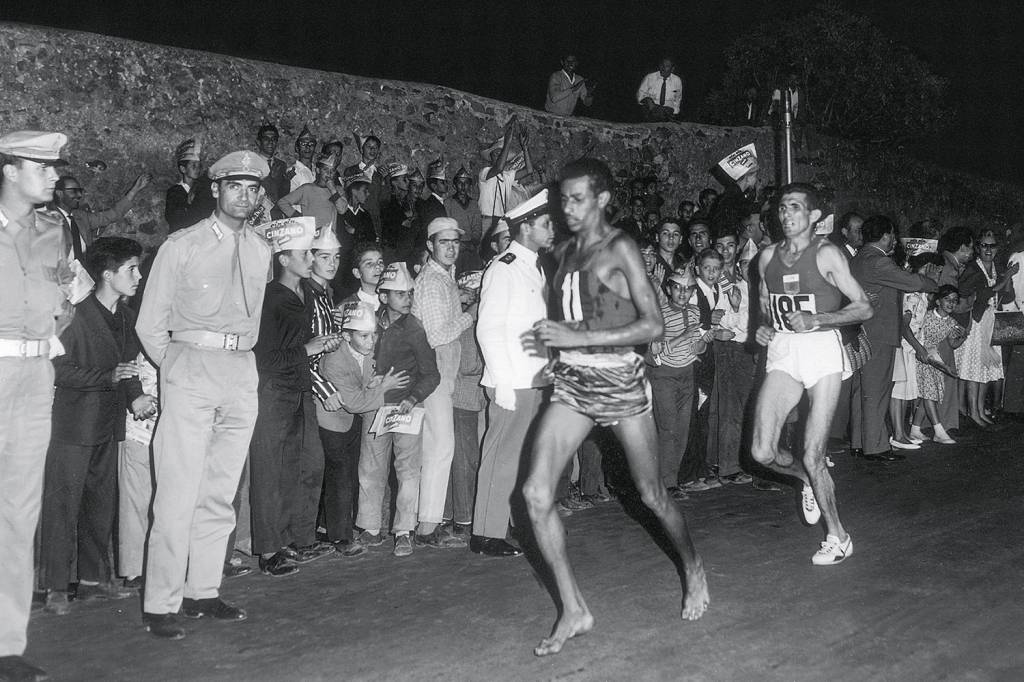 História – De pés descalços, o etíope Abebe Bikila venceu a maratona olímpica de Roma, em 1960