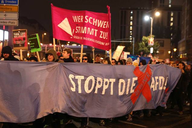 Manifestantes protestam contra o partido Alternativa para a Alemanha (AfD), após as eleições gerais, em Berlim Manifestantes protestam contra o partido Alternativa para a Alemanha (AfD), após as eleições gerais, em Berlim
