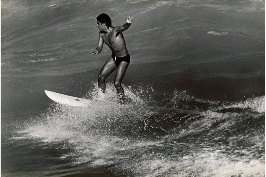 Fotografia de Alair Gomes sobre os surfistas das praias do Rio de Janeiro