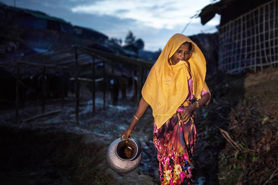 Mulçumana rohyngia caminha por um acampamento de refugiados em Bangladesh - 10/09/2017