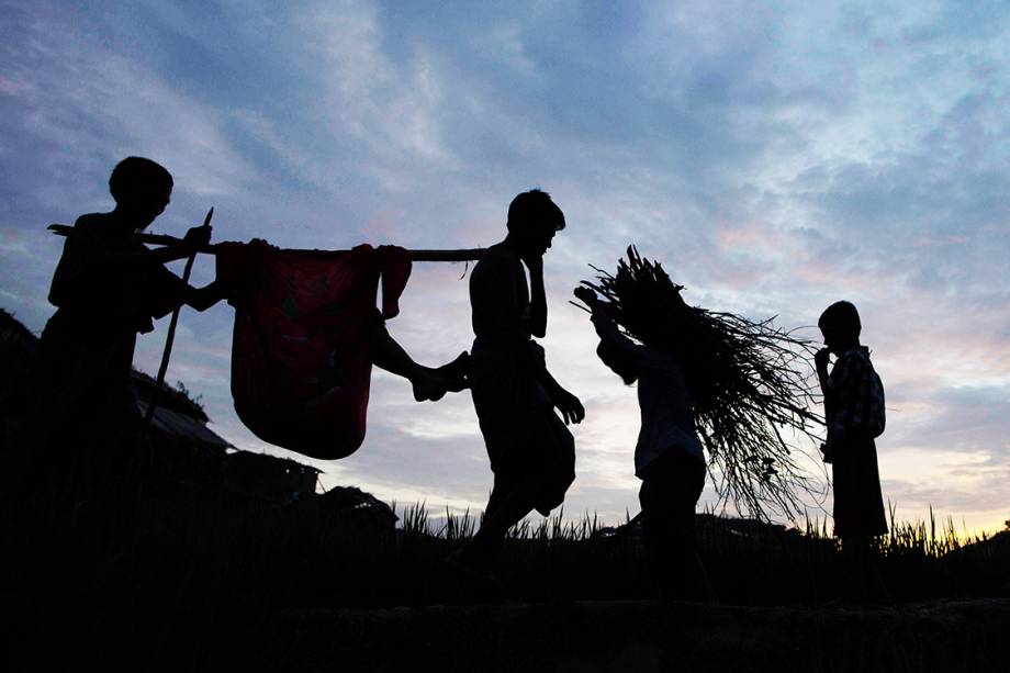 Refugiados rohyngias durante travessia entre as fronteiras de Myanmar e Bangladesh - 10/09/2017